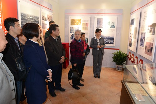 来宾观看杨殷烈士纪念展览缅怀先烈。