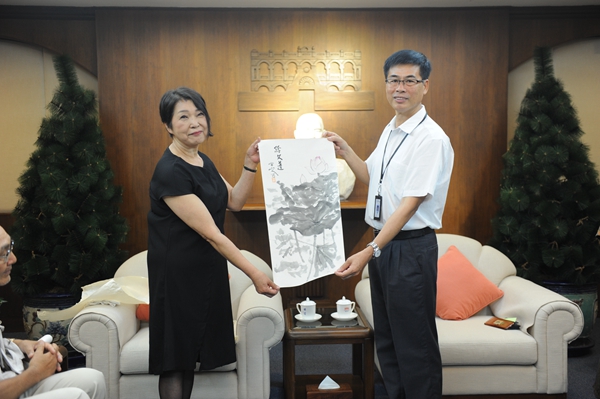 丹内友香子捐赠田中隆敏国画作品《孙文莲》，由本馆副馆长林华煊（右一）接收。