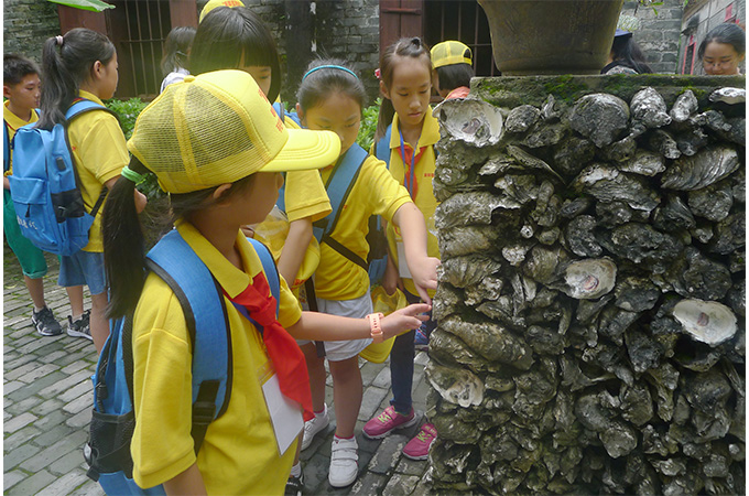 小小营员们对翠亨民居内的古朴蚝墙非常感兴趣。