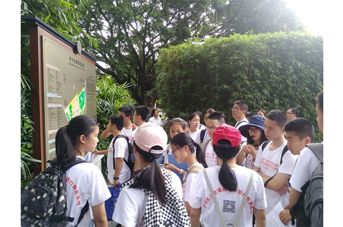 中学生们了解孙中山故居纪念馆的位置信息开启研学之旅。