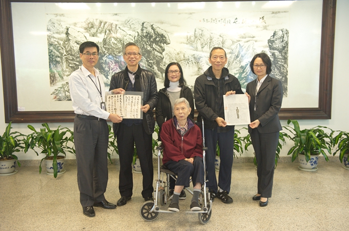 林华煊副馆长（左一）代表本馆接受捐赠，坐轮椅者为朱卓文外孙女黎妙仪、左二为王颂伟、右二为王颂芳。