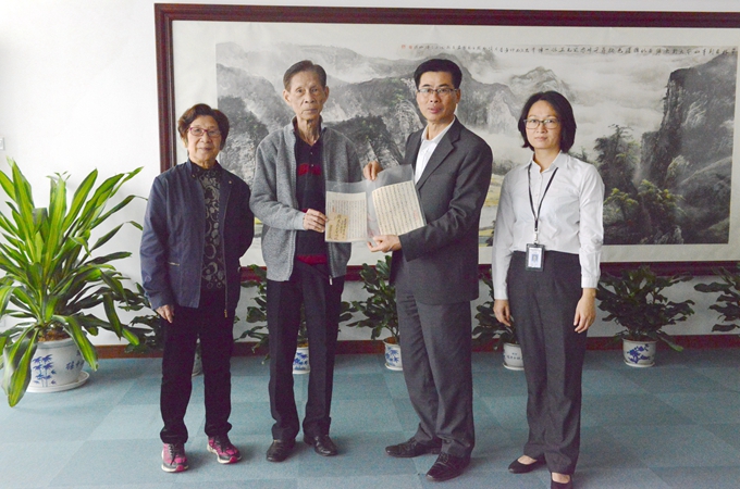 林华煊副馆长（右二）代表本馆接受捐赠，左二为杨成仁、左一为杨小娟。
