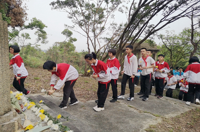 云衢中学学生在陆皓东烈士墓前凭吊