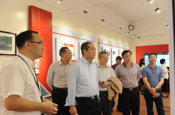 吴德刚副院长（前排左二）一行参观杨殷烈士纪念展览