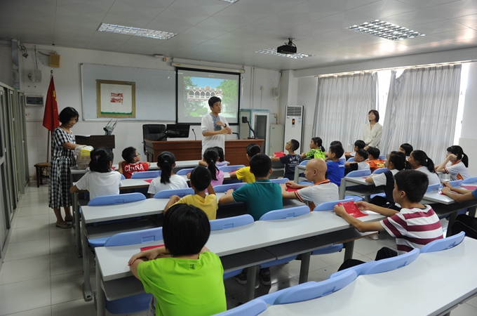 市特殊学校老师以手语开讲“翠亨游”微课堂