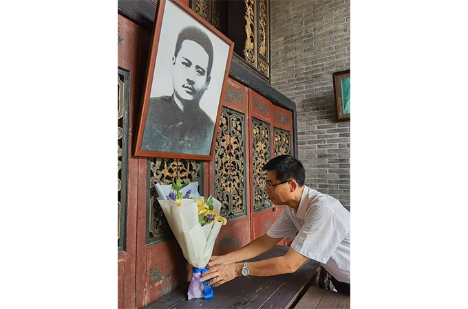 本馆党支部书记、副馆长林华煊同志代表向杨殷烈士遗像献花