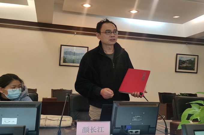颜长江先生展示红色影像代表作品