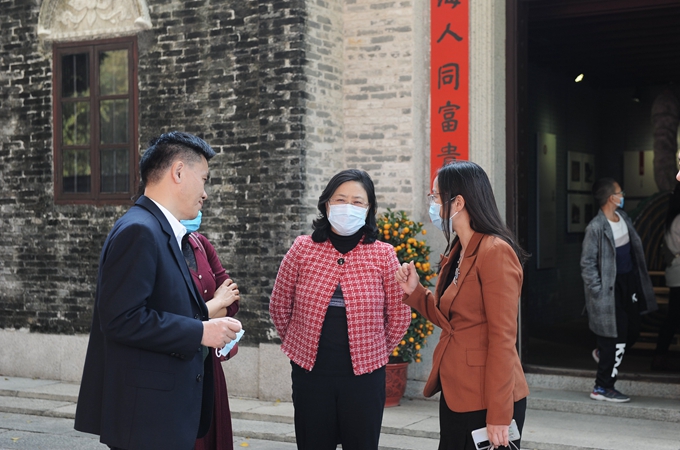 徐小莉副市长（右二）、市文化广电旅游局局长萧亦充（右一）在孙中山故居纪念馆