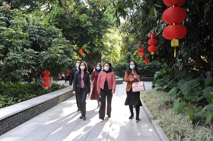 徐小莉副市长（前排右二）检查农耕文化展示区现场