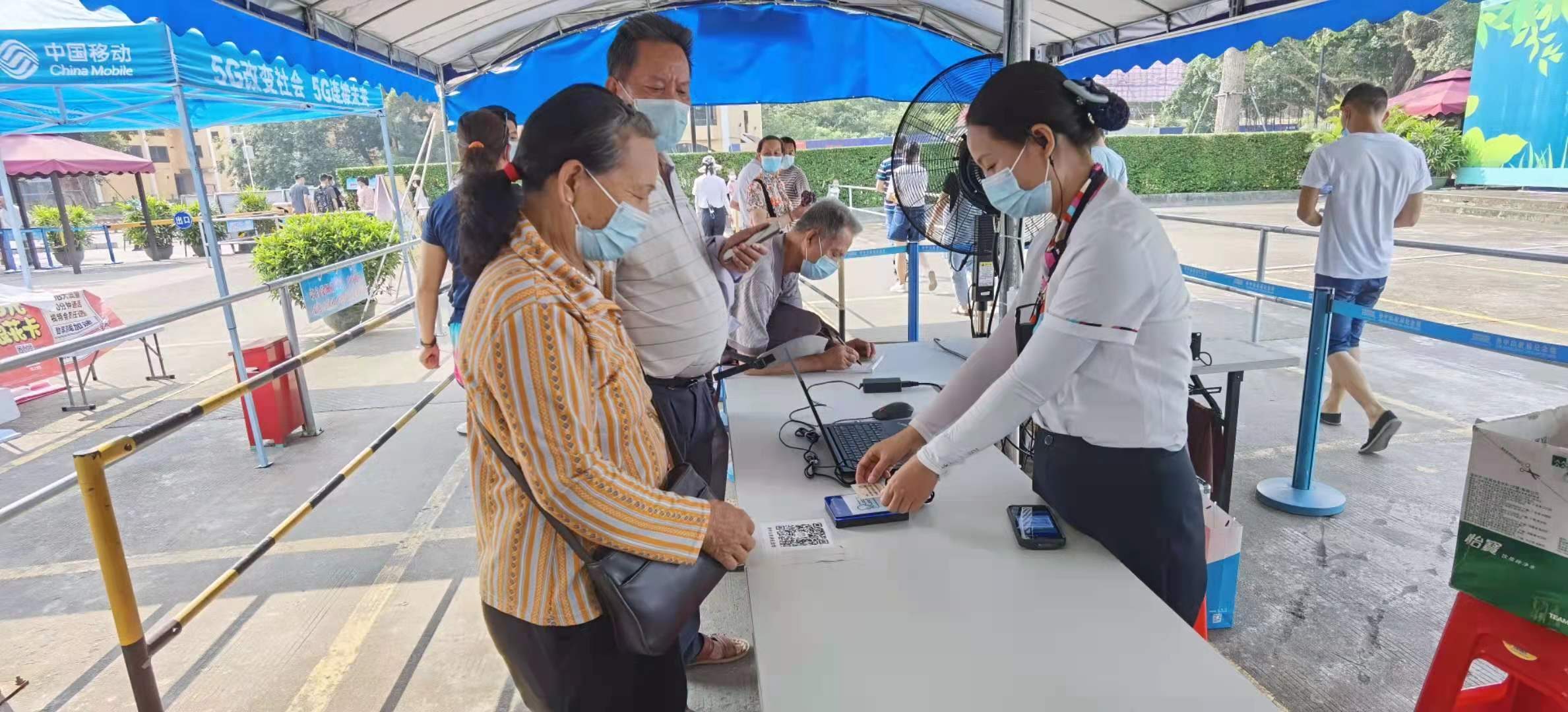工作人员为游客提供健康防疫核验服务