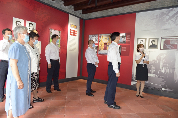 参观中国共产党中山地方史专题展览
