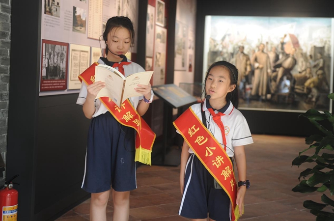 小讲解员在《用生命捍卫信仰——杨殷烈士纪念展览》展厅演绎红色故事