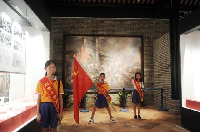  小讲解员在《用生命捍卫信仰——杨殷烈士纪念展览》展厅演绎红色故事