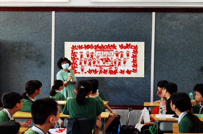 郑旭兰老师带领水云轩小学学生一起开展剪纸创作