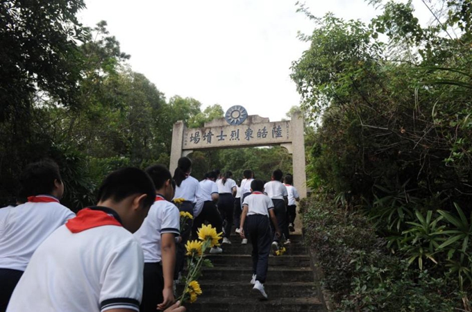 学生前往陆皓东烈士坟场参加纪念活动