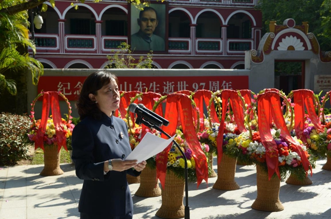 中共中山市委常委、统战部部长刘美新主持纪念仪式。