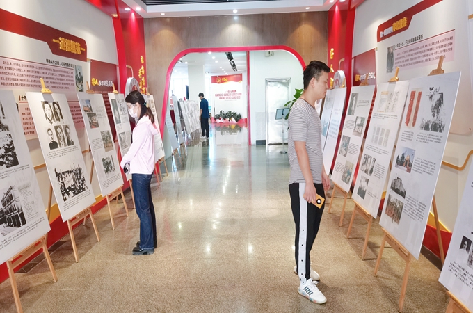 市民群众在参观《用生命捍卫信仰——杨殷烈士纪念展览》的展览场景