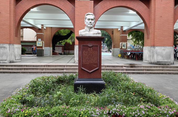 广州市第三中学的杨殷塑像