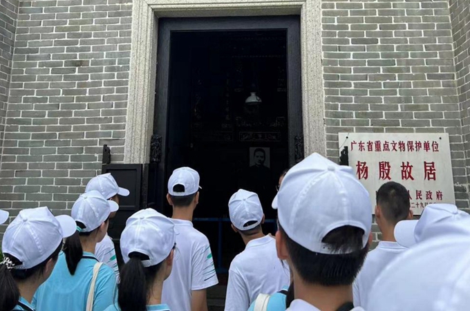 学生们参观杨殷故居
