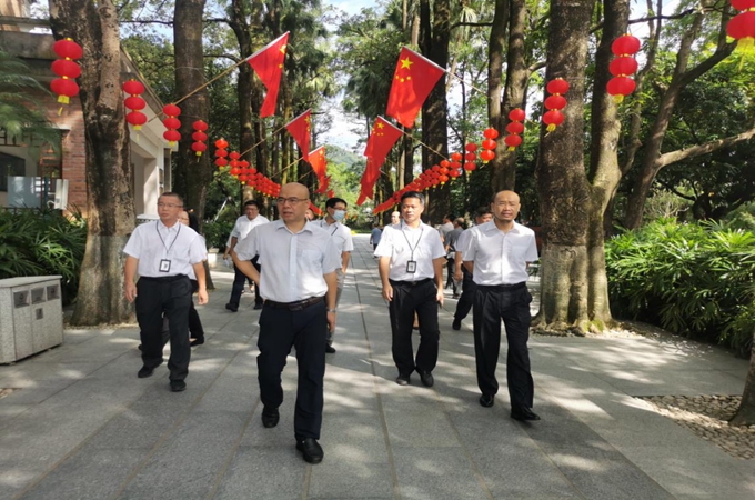 检查节日氛围布置情况.jpg