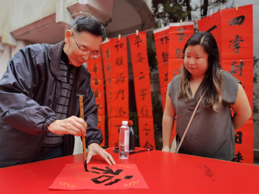 黄衍增老师指导寻根团成员书写“福”字