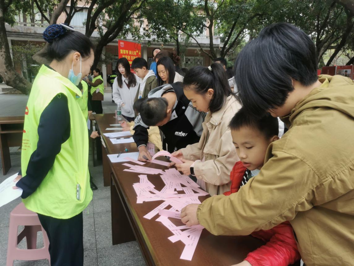 观众踊跃挑战“诗词连连看”游戏