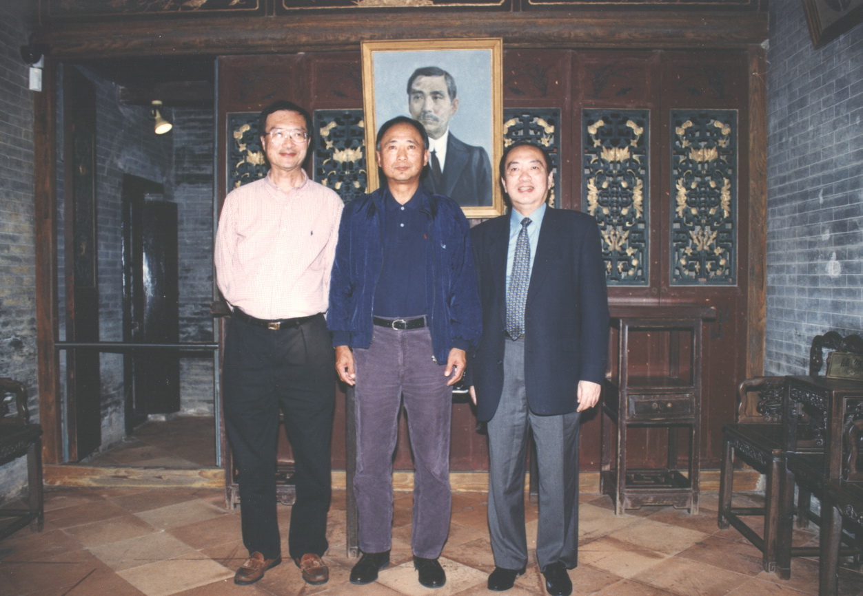 孙必胜、孙必兴、孙必达三兄弟在孙中山故居大厅合影 height=