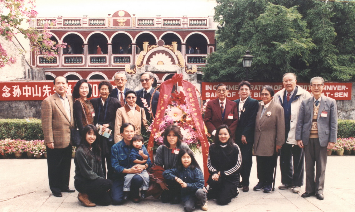 86. 翠亨孙氏后裔在孙中山故居前合影.jpg height=