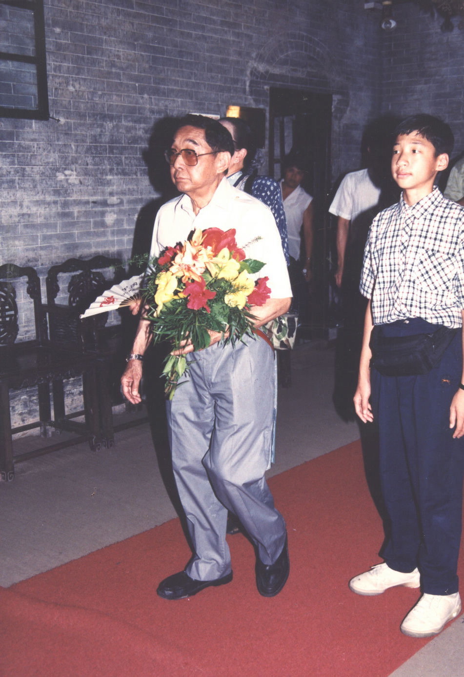 1992年7月，孙治强在孙中山故居向祖父孙中山像献花 height=