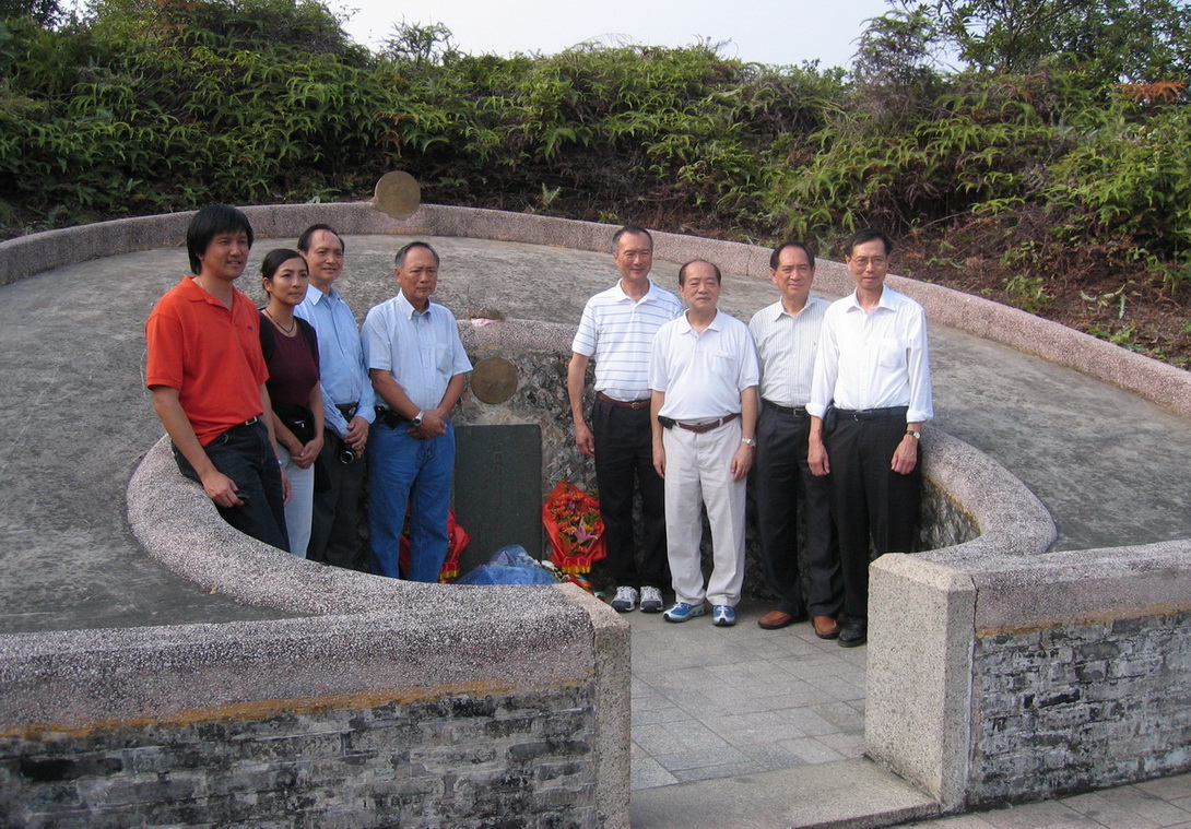 2006年11月，孙必胜、孙必兴、孙必达兄弟等拜谒陈粹芬墓时合影 height=