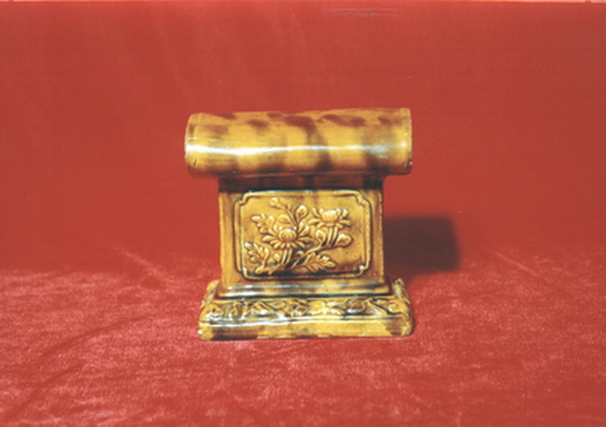 孙中山母亲用过的陶枕.jpg height=
