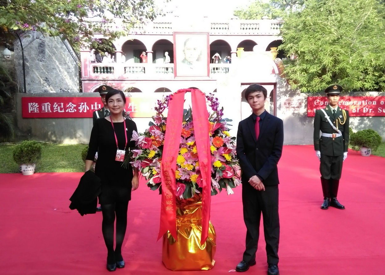 2016年11月17日，孙雅丽母子在孙中山故居前合影 height=