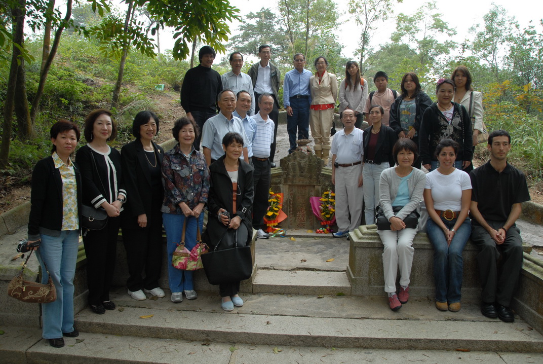 2006年11月，孙氏后裔拜谒孙中山父亲孙达成墓时合影 height=