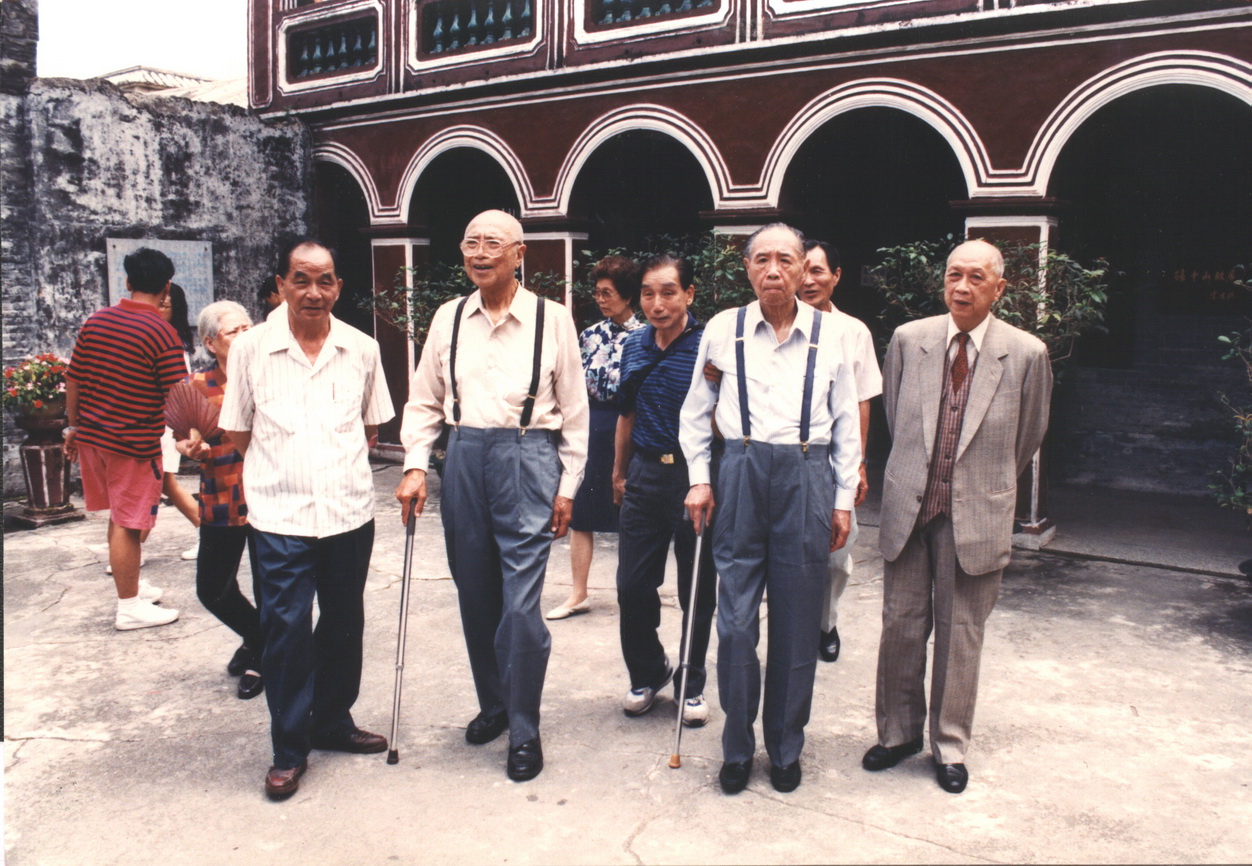 1995年4月27日，孙满（右二）、孙乾（右三）等回乡摄于孙中山故居前院 height=