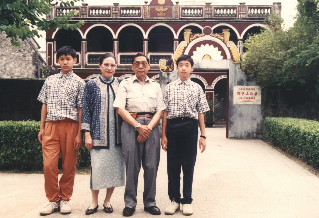 1992年7月，孙中山的次孙孙治强与妻林伦可、子国元、国升回乡，摄于孙中山故居前 height=