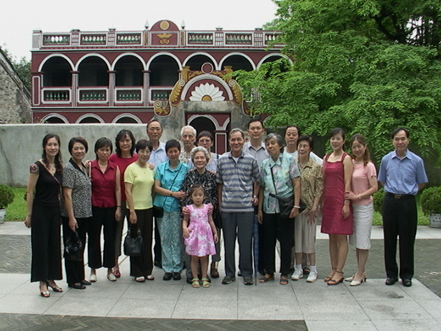 2005年6月26日，孙中山姐姐孙妙茜的孙女杨惠娥及亲属在孙中山故居合影 height=