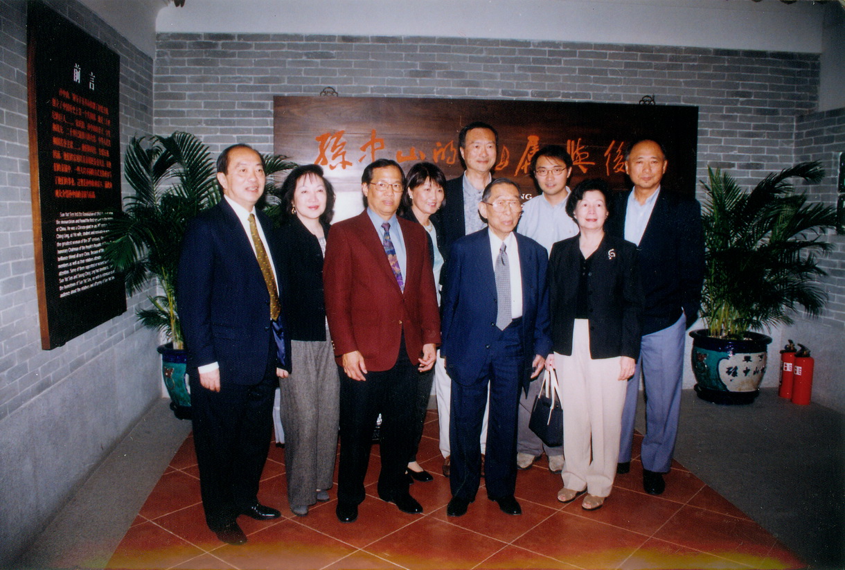 翠亨孙氏后裔在孙中山纪念馆二楼合影 height=
