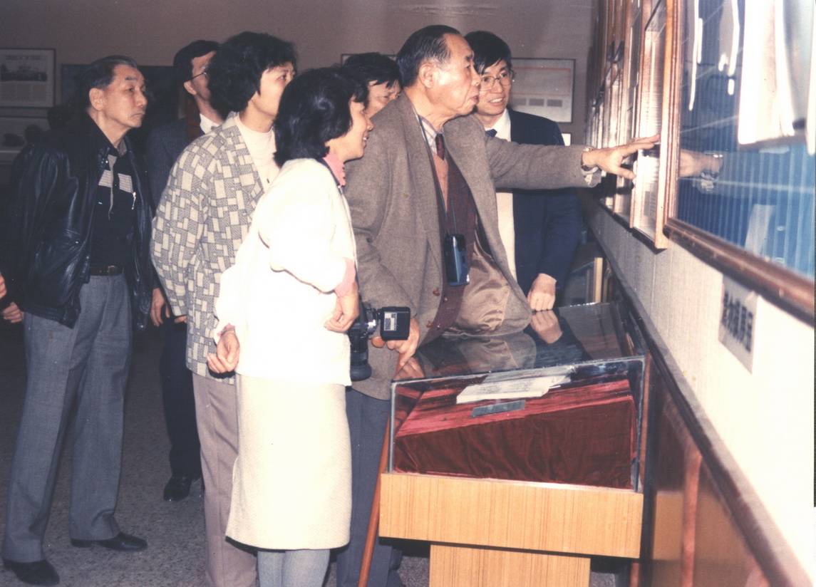 1989年12月25日，孙满（孙中山侄孙）回乡，参观孙中山史迹陈列馆 height=