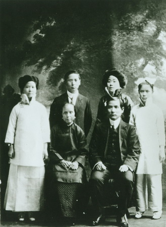 1912年5月孙中山夫妇、子女与宋蔼龄合影于广州 height=
