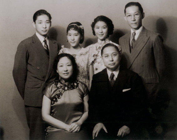 1937年孙科夫妇与儿女合影 height=