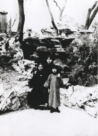 宋庆龄在铁狮子胡同与孙孙治平等合影 height=