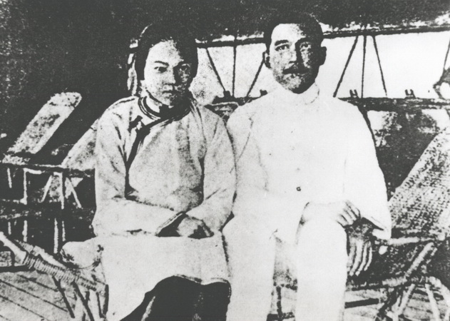 孙中山与陈粹芬合影 height=