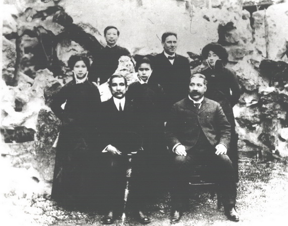 1912年4月 6日，孙中山等在上海哈同花园合影 height=