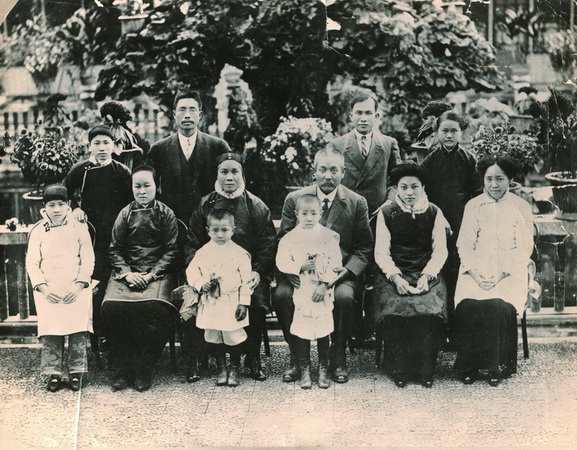 陈粹芬与孙眉夫妇、孙昌夫妇等合影 height=