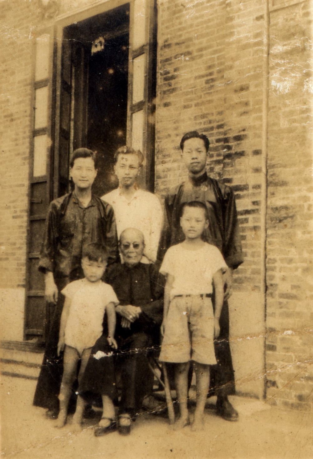 1947年孙妙茜在家中与曾孙等合影 height=