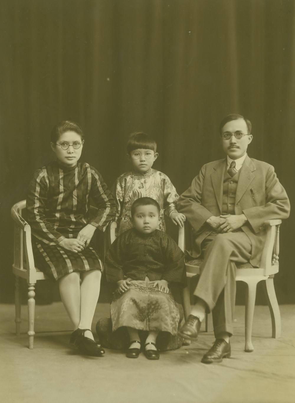 孙婉夫妇与子女在香港合影 height=