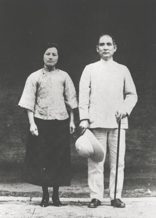 1924年6月，宋庆龄与孙中山合影于黄埔军校 height=