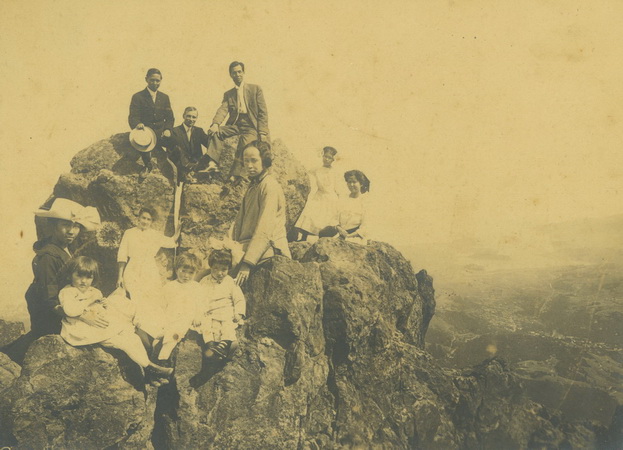 1912年，孙娫兄妹与友人旅行时合影 height=