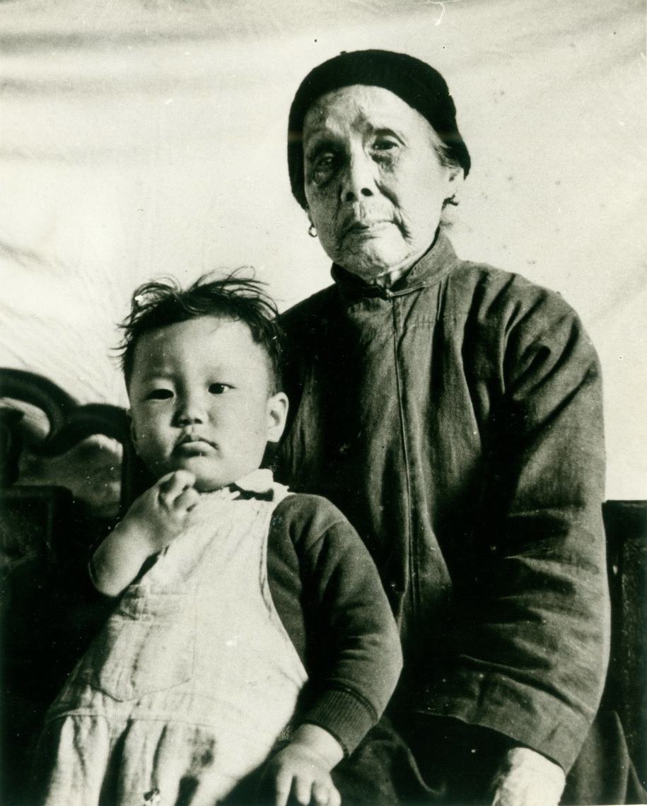 孙妙茜与曾孙杨宗德在家中合影 height=