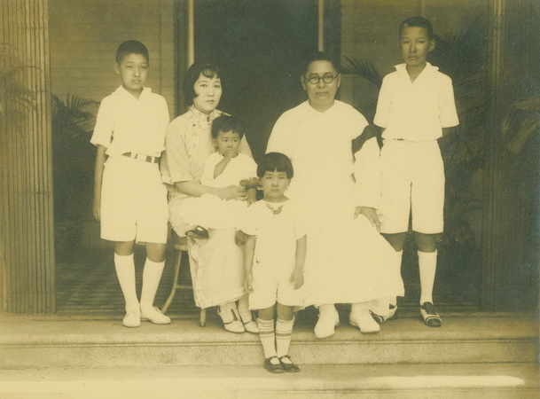 孙科夫妇与子女摄于广州 height=